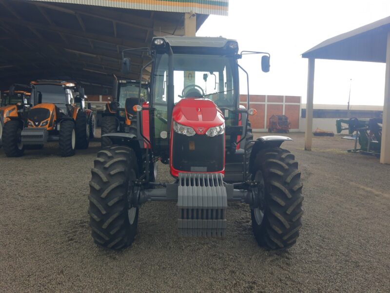 Trator Massey Ferguson MF 6711 cabinado ano de fabricação 2017.