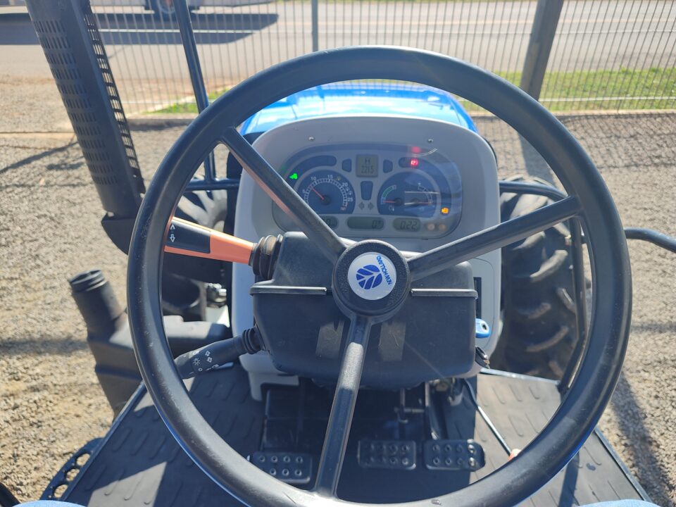Trator New Holland TL 5.80 plataformado ano de fabricação 2020.