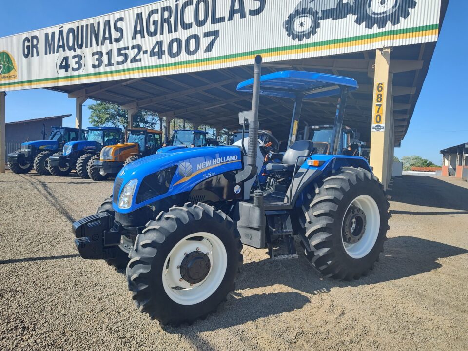 Trator New Holland TL 5.80 plataformado ano de fabricação 2020.