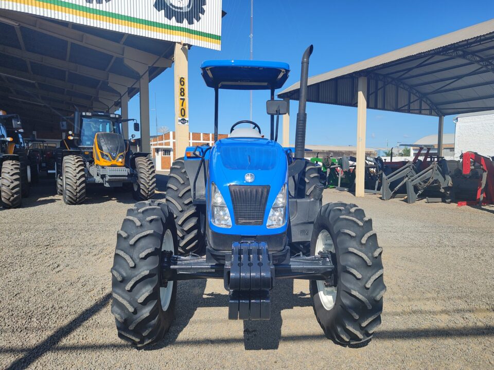 Trator New Holland TL 5.80 plataformado ano de fabricação 2020.