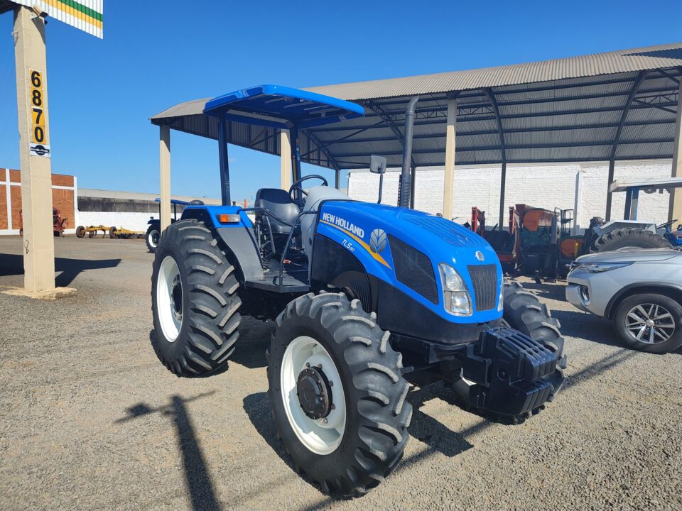 Trator New Holland TL 5.80 plataformado ano de fabricação 2020.