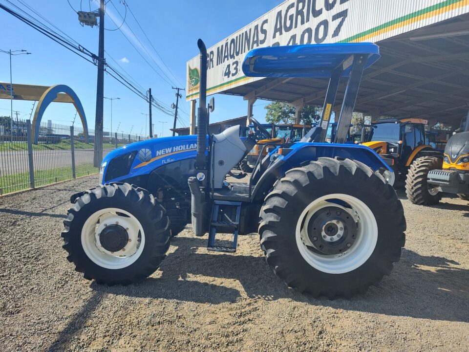 Trator New Holland TL 5.80 plataformado ano de fabricação 2020.