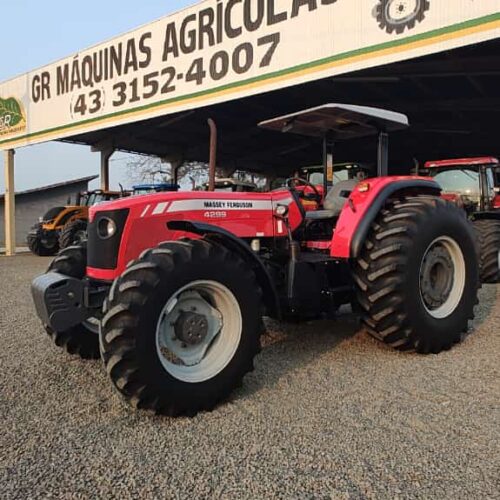 Trator Massey Ferguson MF 4299 plataformado ano de fabricação 2013.