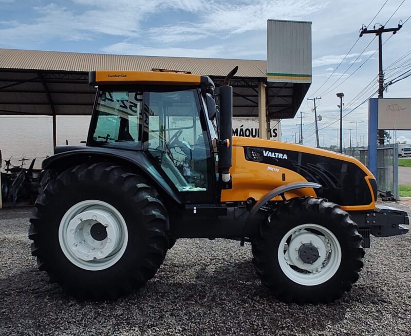 Trator Valtra BM 135 cabinado.