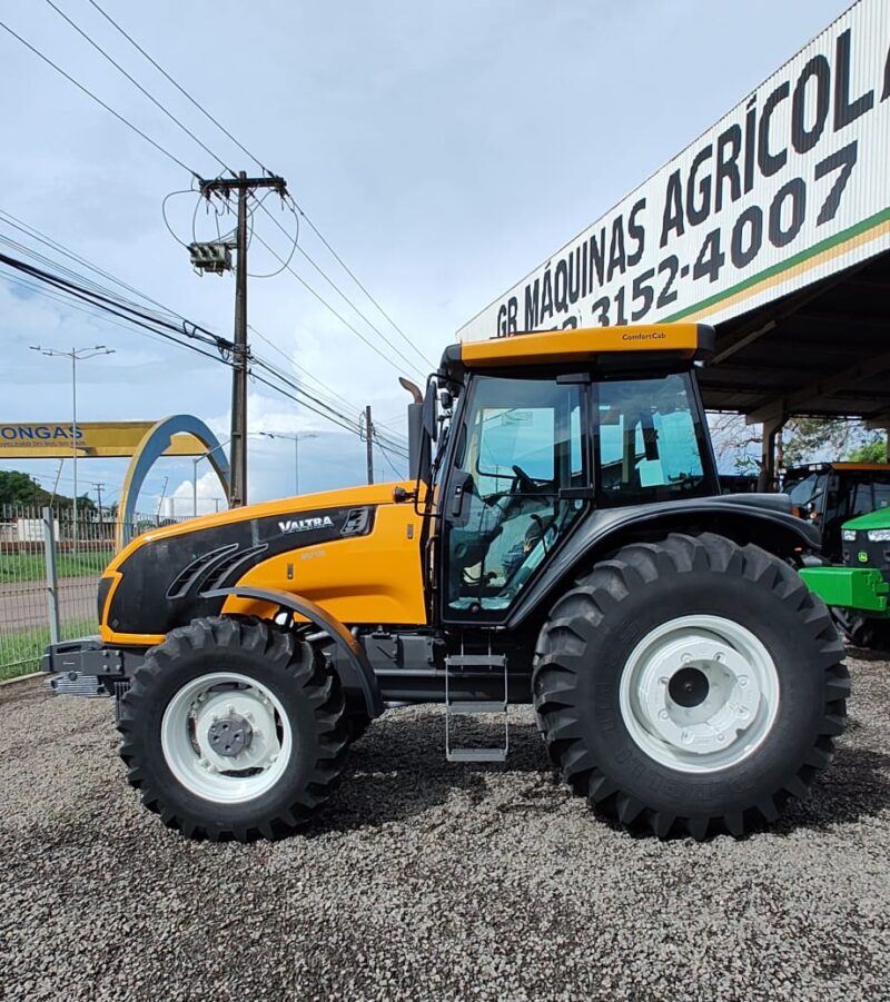 Trator Valtra BM 135 cabinado.