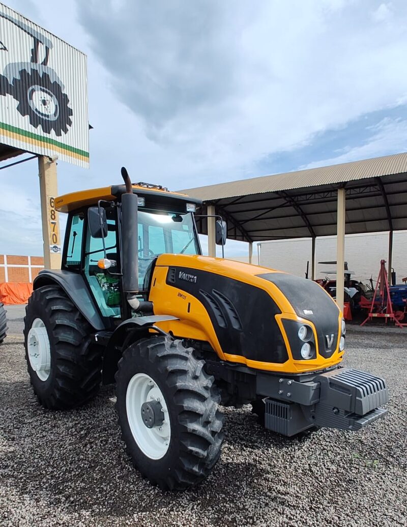 Trator Valtra BM 135 cabinado.