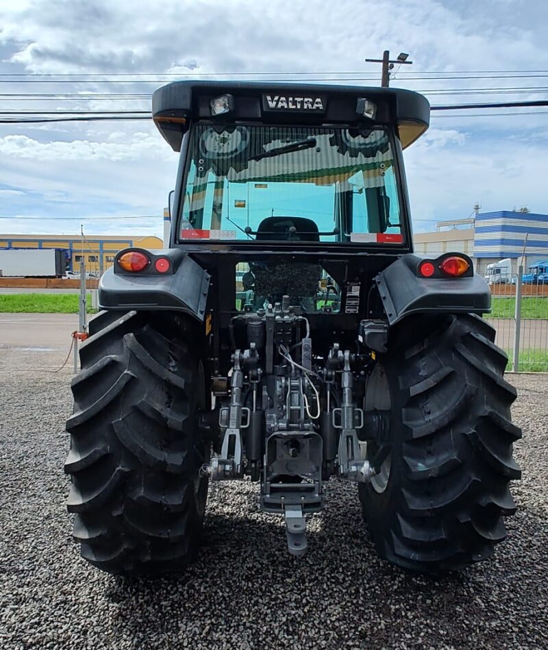 Trator Valtra BM 135 cabinado.