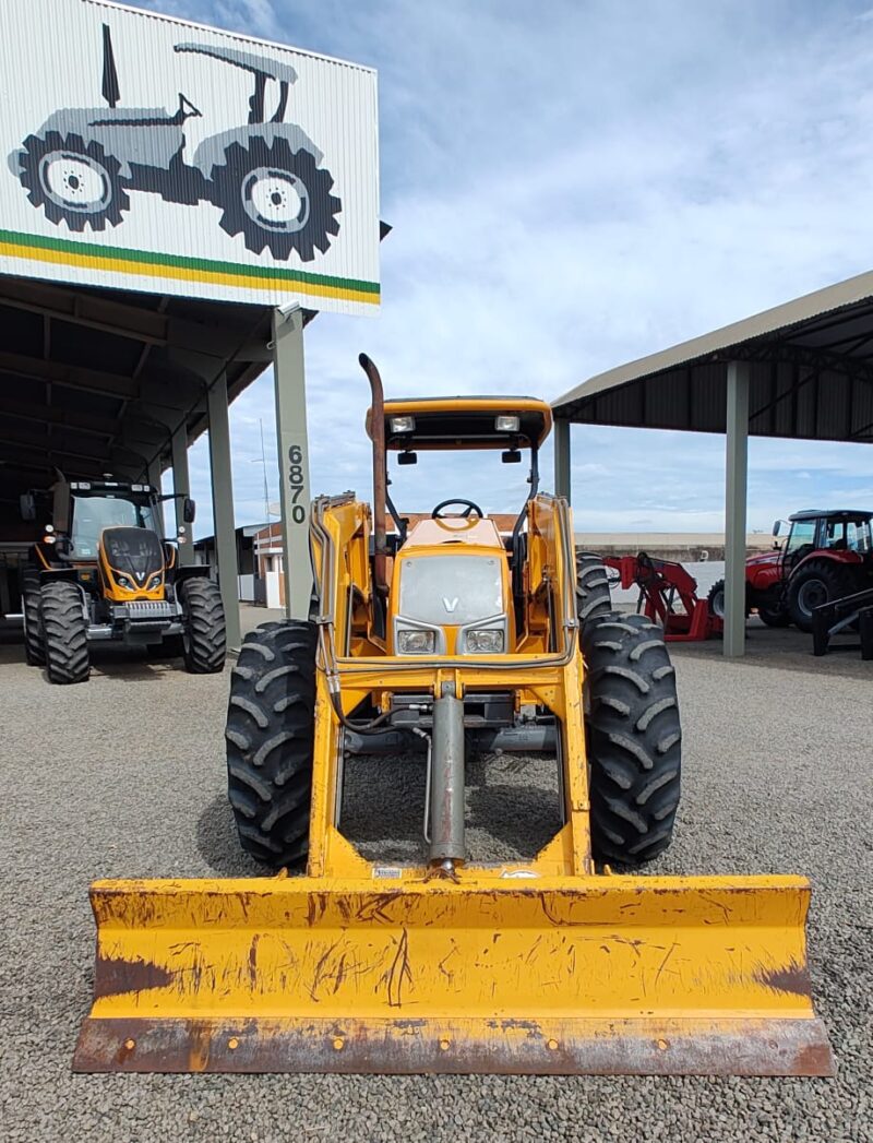 Valtra A 950 plataformado com conjunto de plaina dianteira PCA 600.