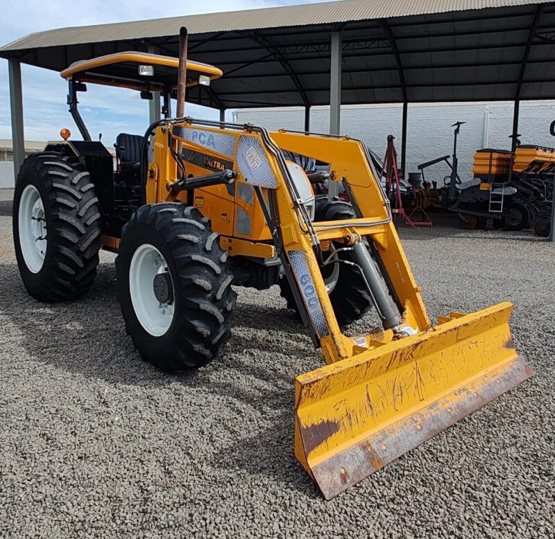 Valtra A 950 plataformado com conjunto de plaina dianteira PCA 600.