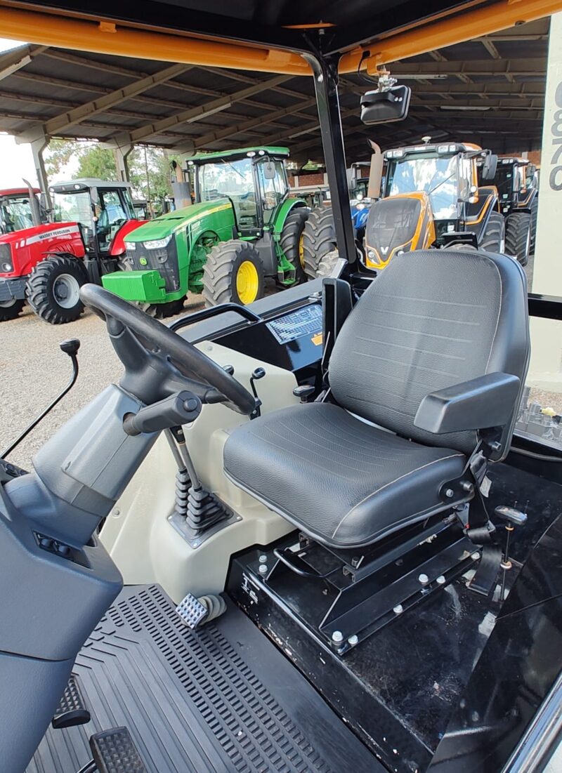 Trator Valtra BM 115 plataformado ano de fabricação 2023.