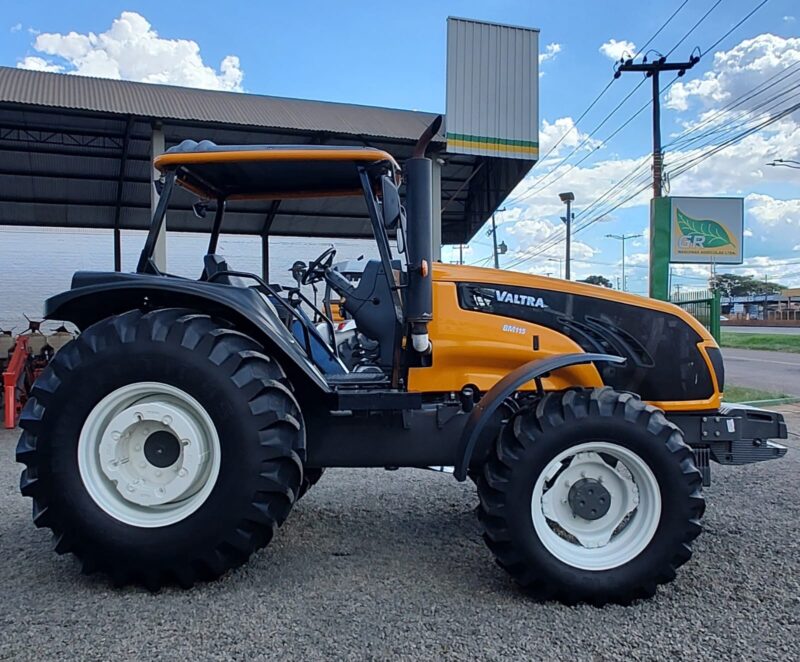 Trator Valtra BM 115 plataformado ano de fabricação 2023.