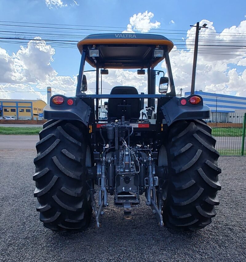 Trator Valtra BM 115 plataformado ano de fabricação 2023.