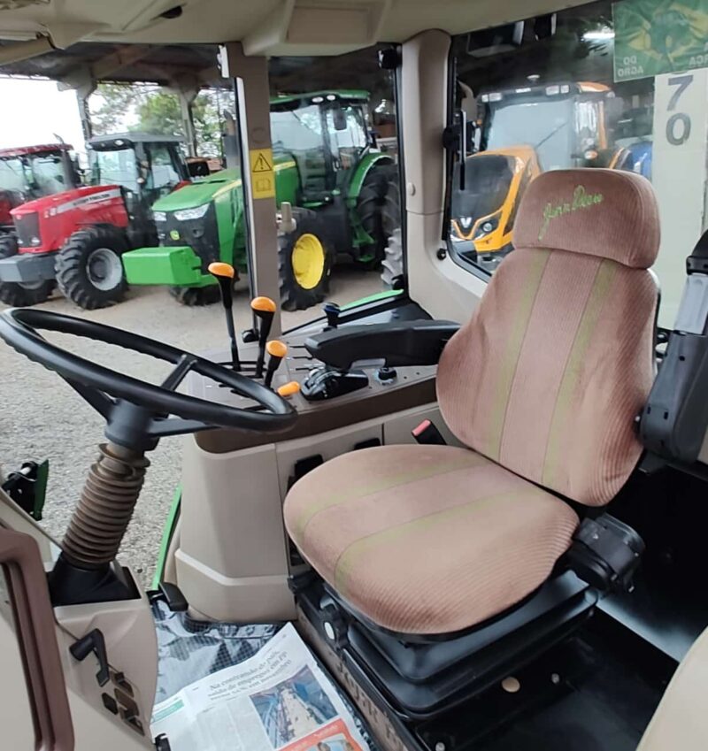 Trator John Deere 6110 J cabinado com plaina dianteira.