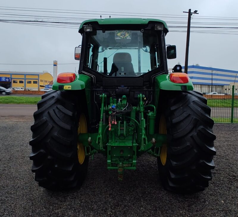 Trator John Deere 6110 J cabinado com plaina dianteira.