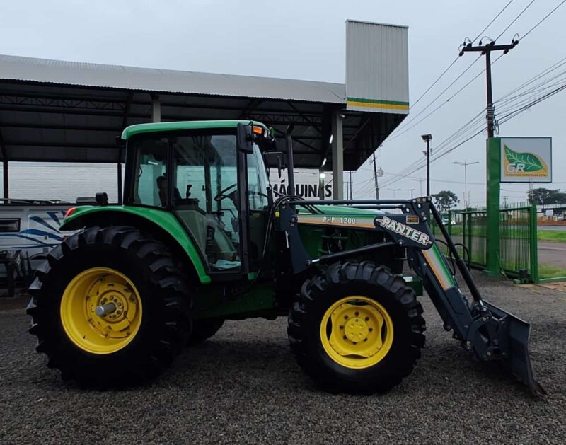 Trator John Deere 6110 J cabinado com plaina dianteira.