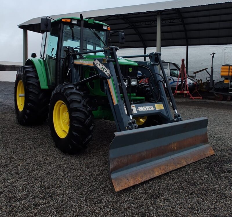 Trator John Deere 6110 J cabinado com plaina dianteira.