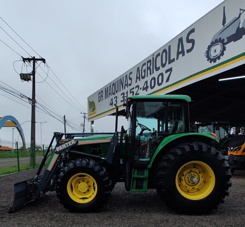 Trator John Deere 6110 J cabinado com plaina dianteira.