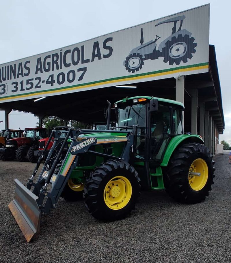 Trator John Deere 6110 J cabinado com plaina dianteira.