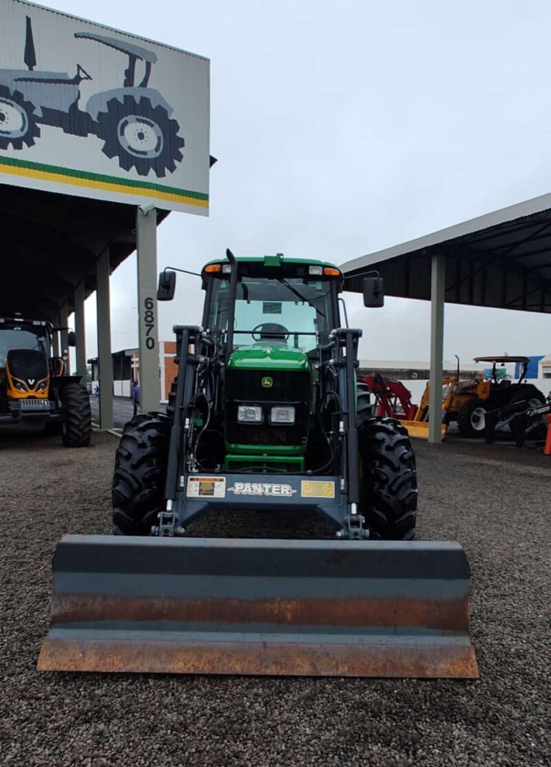 Trator John Deere 6110 J cabinado com plaina dianteira.