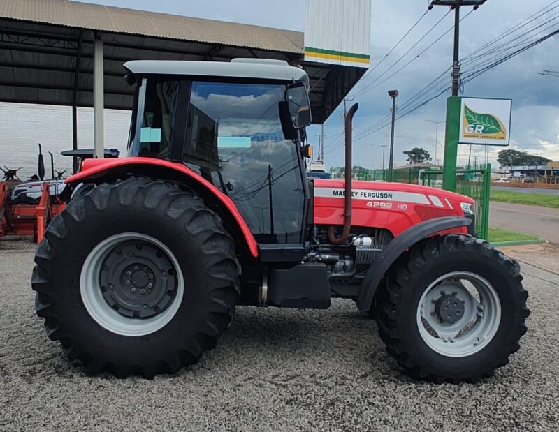 Trator Massey Ferguson MF 4292 HD cabinado ano de fabricação 2016.