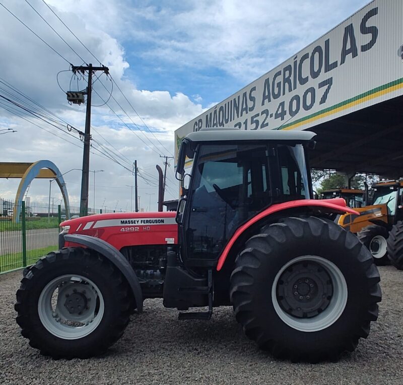 Trator Massey Ferguson MF 4292 HD cabinado ano de fabricação 2016.