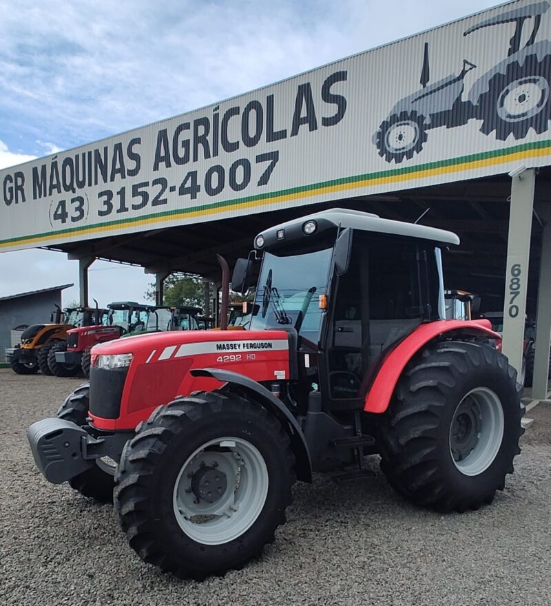 Trator Massey Ferguson MF 4292 HD cabinado ano de fabricação 2016.