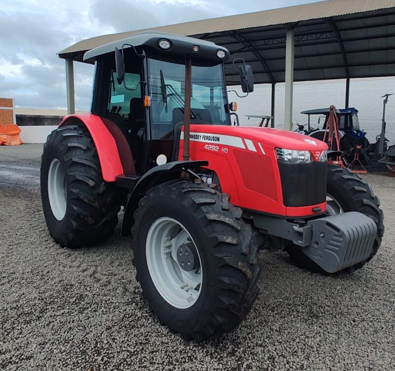Trator Massey Ferguson MF 4292 HD cabinado ano de fabricação 2016.