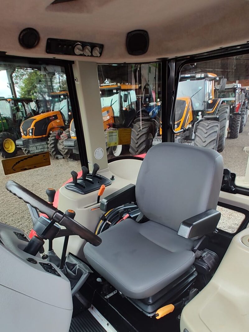 Trator Massey Ferguson MF 4292 HD cabinado ano de fabricação 2016.