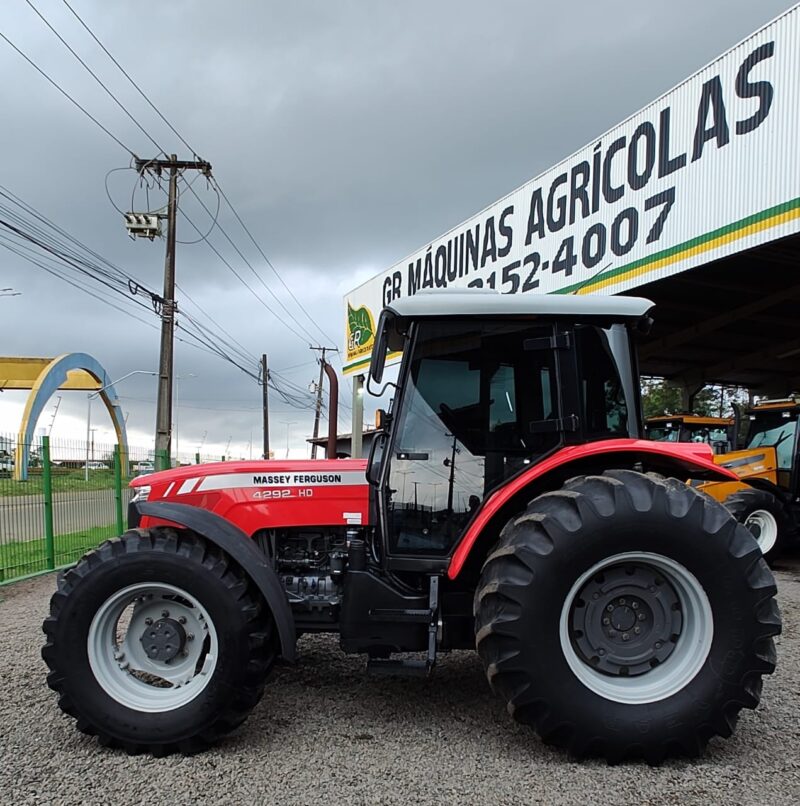 Trator Massey Ferguson MF 4292 HD cabinado ano de fabricação 2016.
