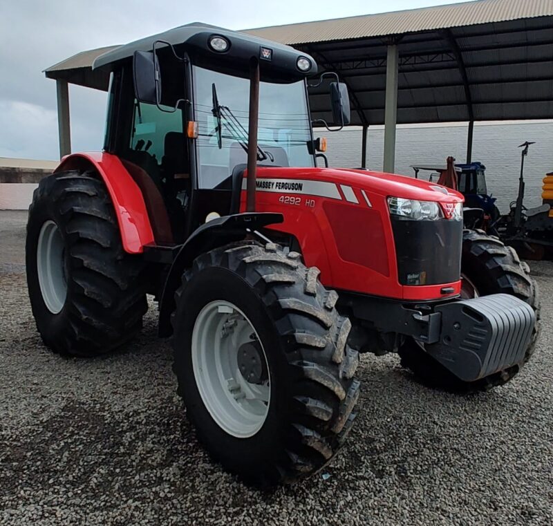 Trator Massey Ferguson MF 4292 HD cabinado ano de fabricação 2016.