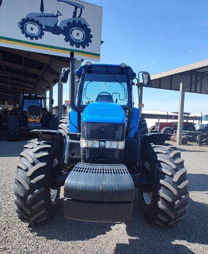 Trator New Holland TM 7040 cabinado ano de fabricação 2014.