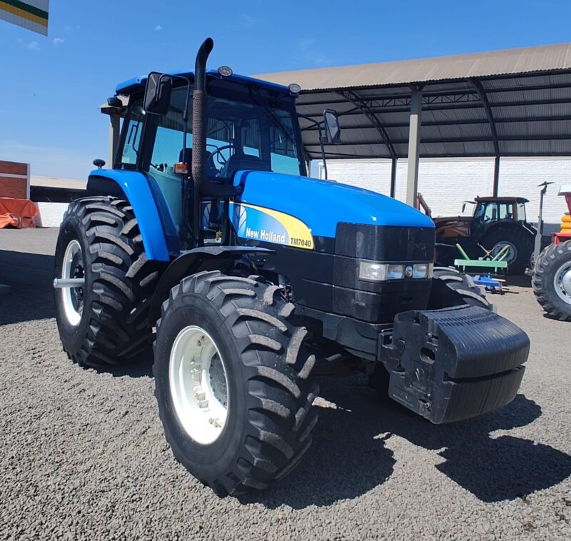 Trator New Holland TM 7040 cabinado ano de fabricação 2014.