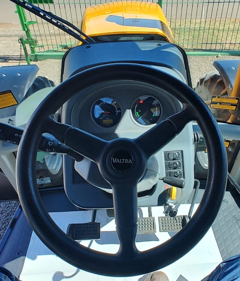 Trator Valtra BM 135 cabinado com super redutor ano 2023.