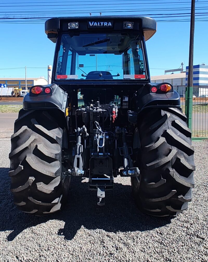 Trator Valtra BM 135 cabinado com super redutor ano 2023.