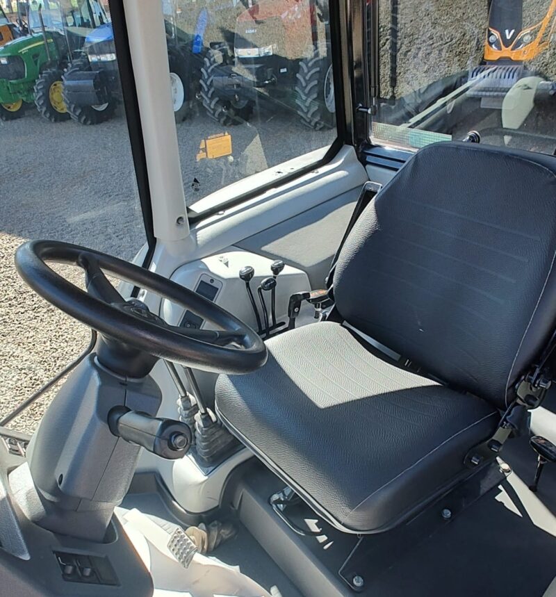 Trator Valtra BM 135 cabinado com super redutor ano 2023.