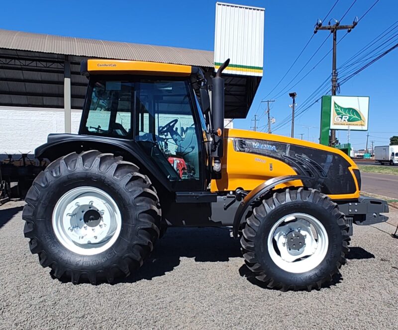 Trator Valtra BM 135 cabinado com super redutor ano 2023.