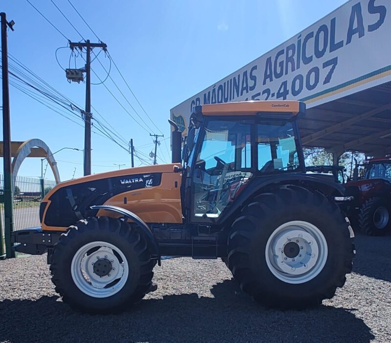 Trator Valtra BM 135 cabinado com super redutor ano 2023.