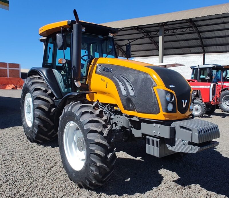 Trator Valtra BM 135 cabinado com super redutor ano 2023.