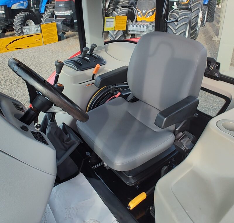 Trator Massey Ferguson MF 4275 cabinado ano de fabricação 2015.