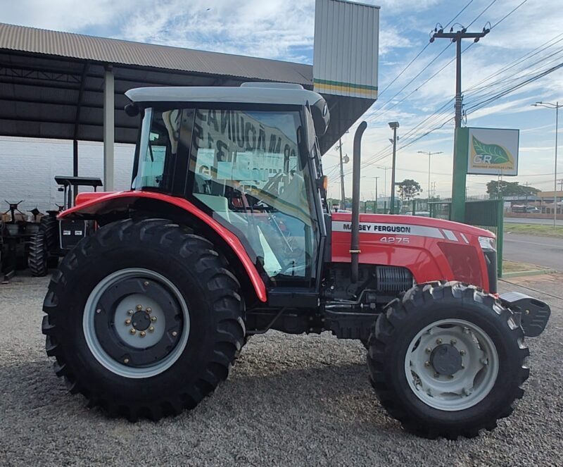 Trator Massey Ferguson MF 4275 cabinado ano de fabricação 2015.