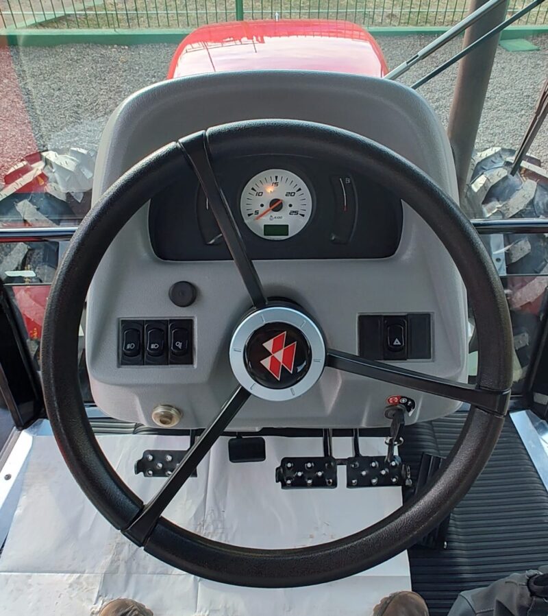 Trator Massey Ferguson MF 4275 cabinado ano de fabricação 2015.
