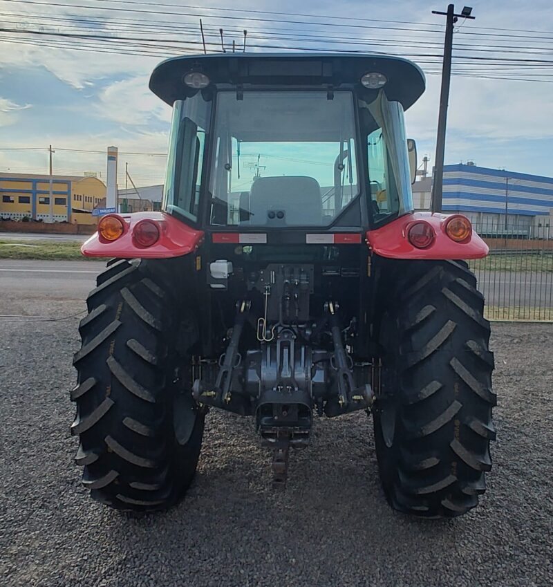 Trator Massey Ferguson MF 4275 cabinado ano de fabricação 2015.