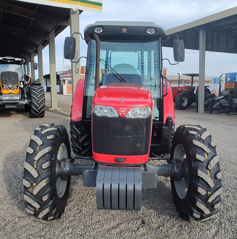 Trator Massey Ferguson MF 4275 cabinado ano de fabricação 2015.
