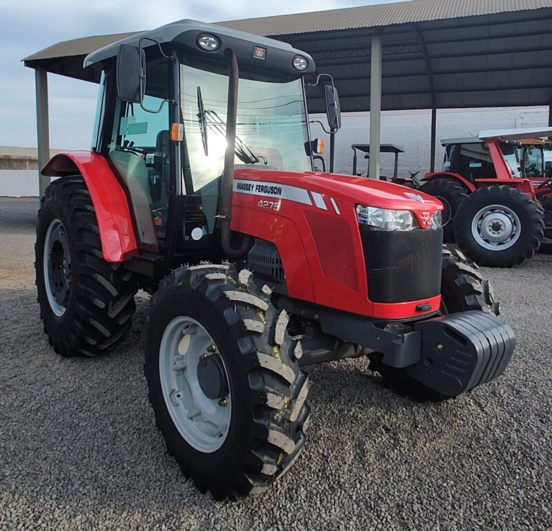 Trator Massey Ferguson MF 4275 cabinado ano de fabricação 2015.