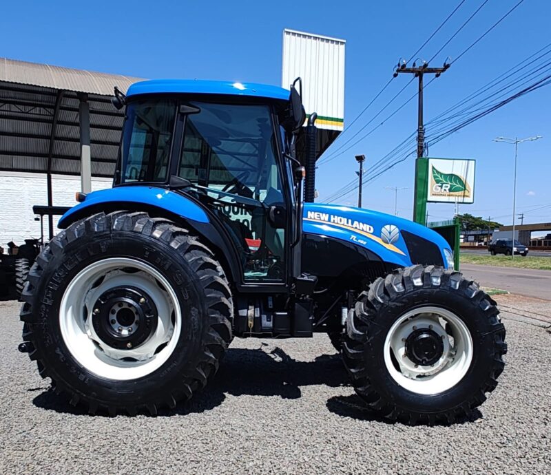 Trator New Holland TL 95 cabinado cabinado ano 2019.