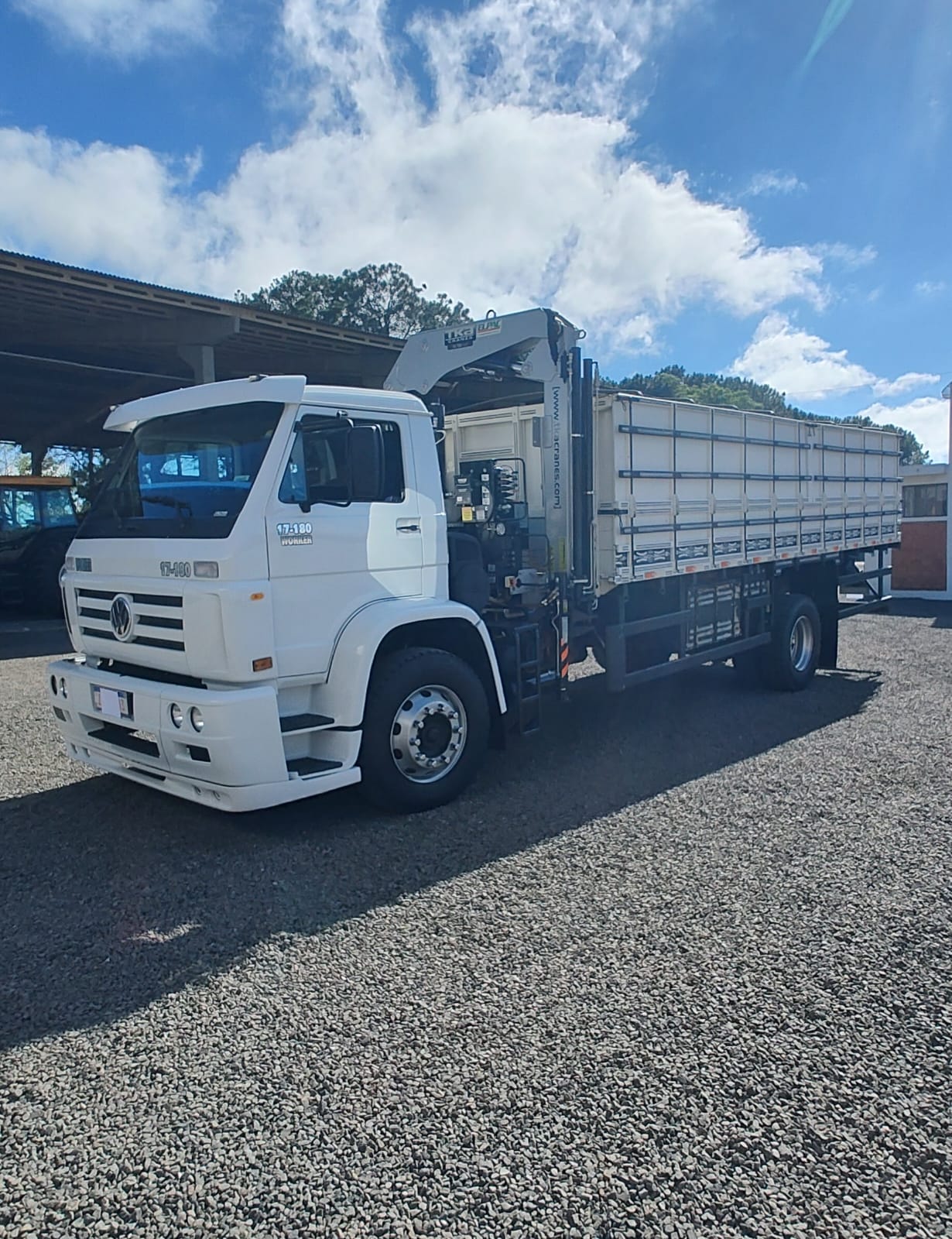 Caminhão Volkswagem 17.180 com munck TKA 12.700.