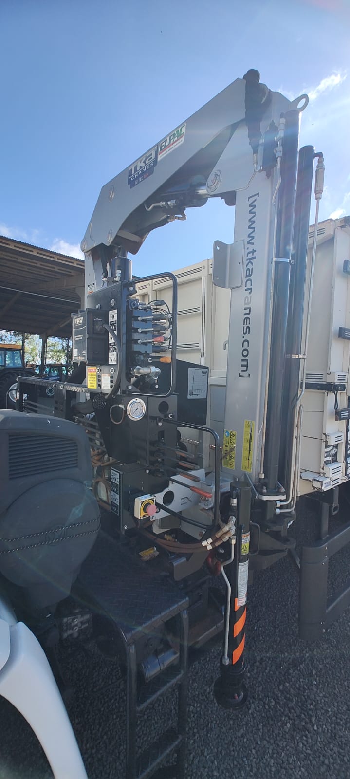 Caminhão Volkswagem 17.180 com munck TKA 12.700.