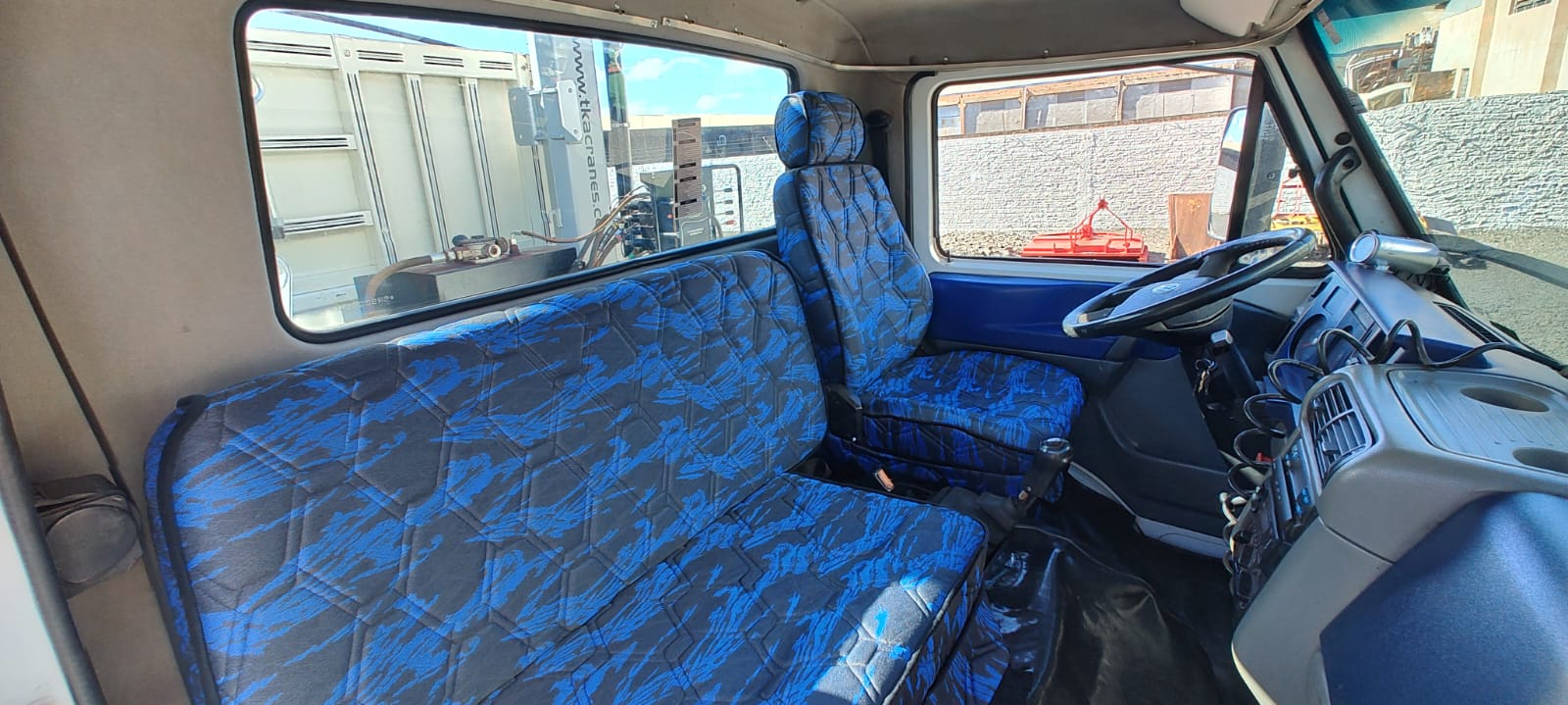 Caminhão Volkswagem 17.180 com munck TKA 12.700.