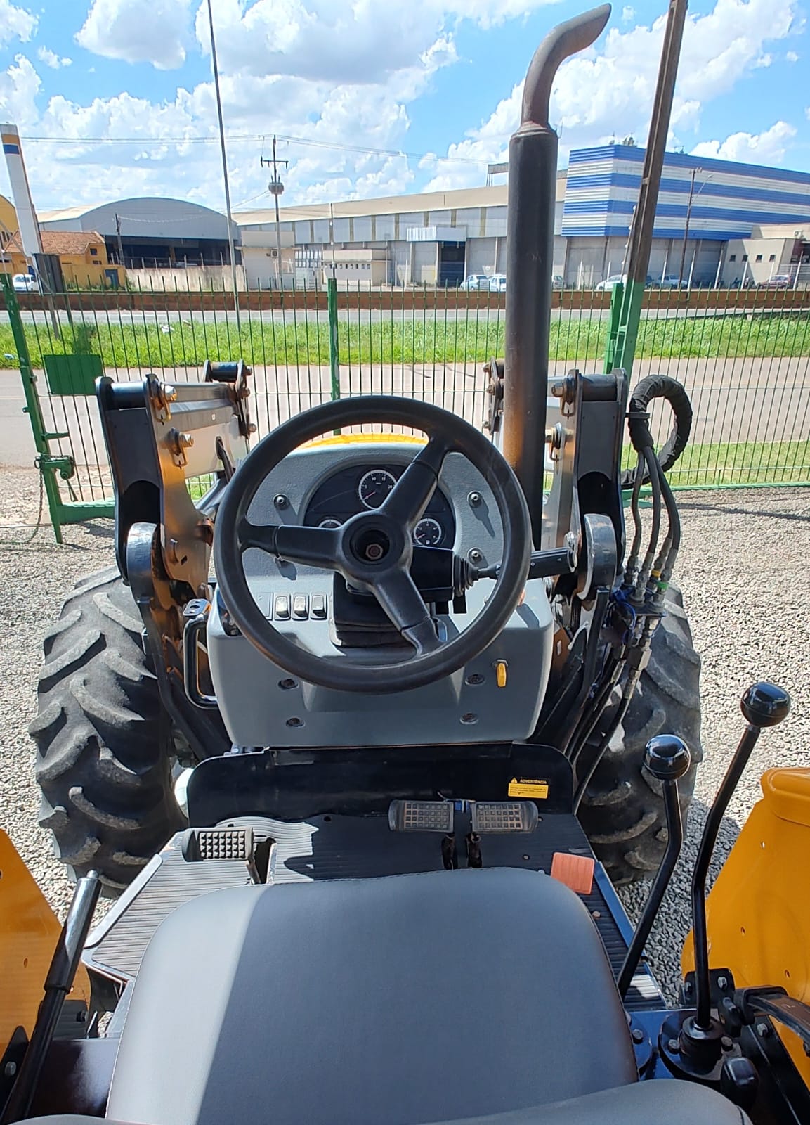 Trator Valtra A 950 R com plaina dianteira Marispan M 85.