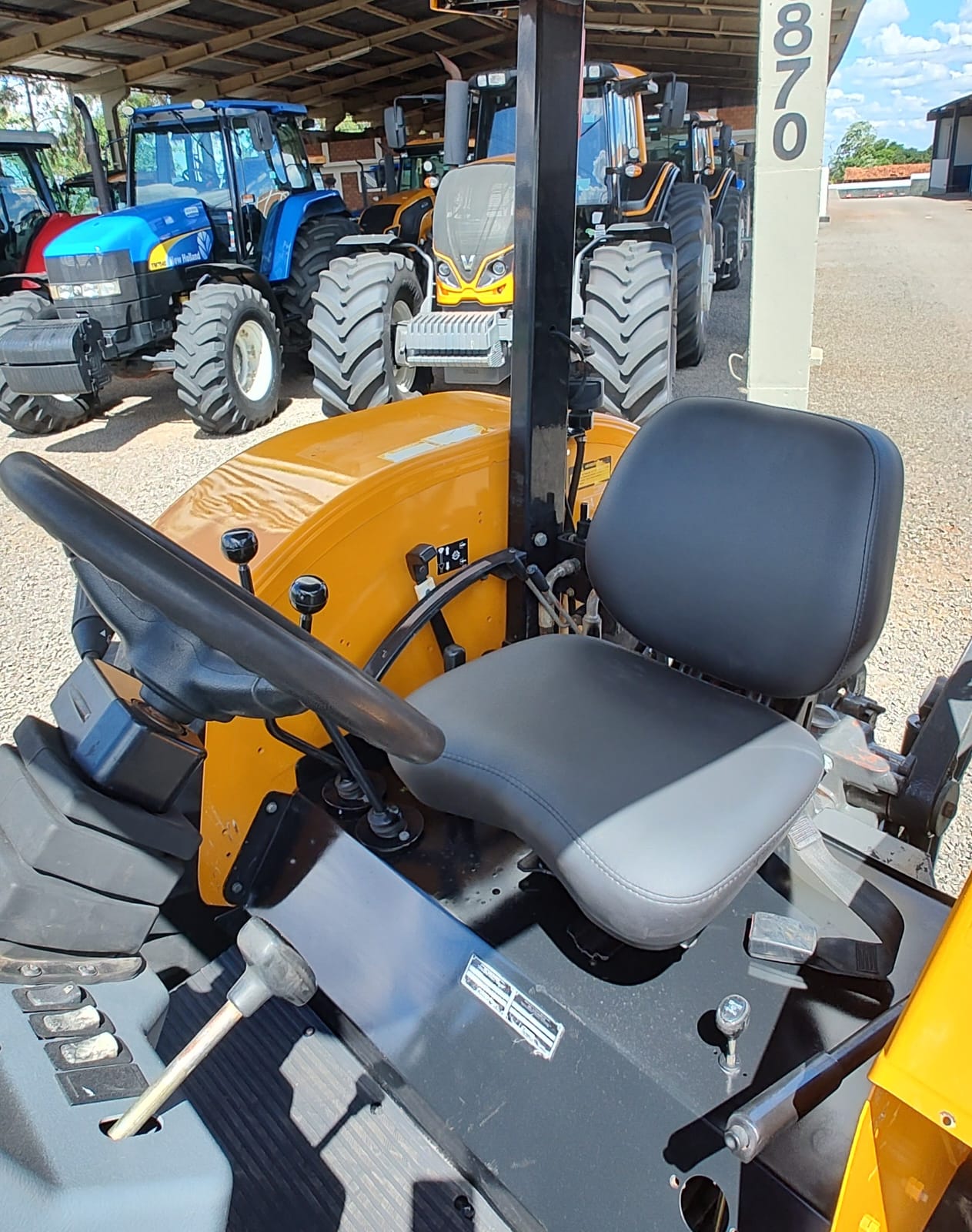 Trator Valtra A 950 R com plaina dianteira Marispan M 85.